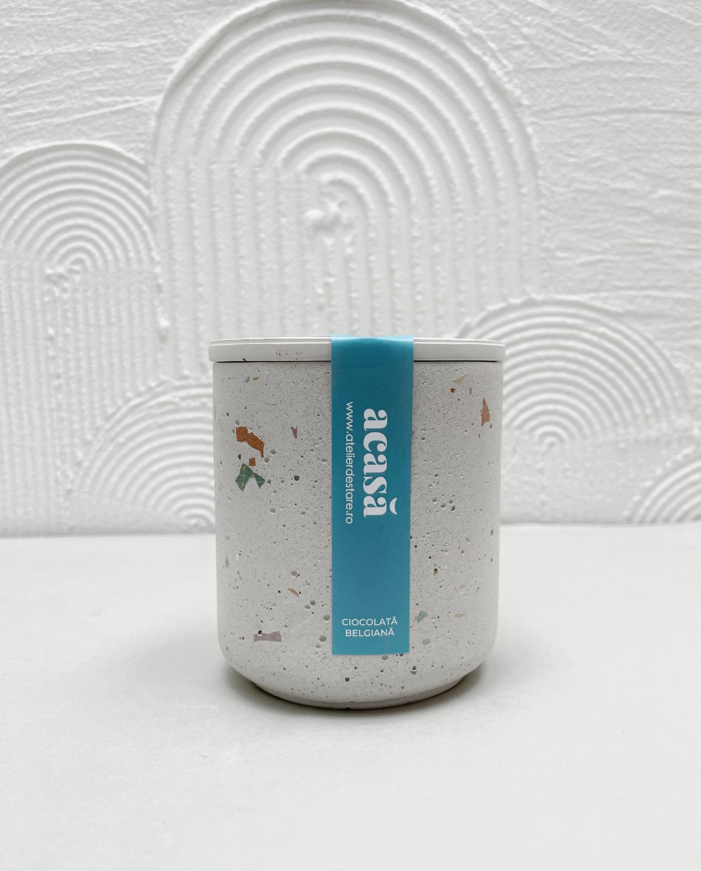 Acasa - cu aroma complexă de ciocolată neagră densă, lapte fierbine cu bezele si vanilie dulce. Totul infuzat cu o subtila aroma de portocala. Realizată manual, din ceară de soia ce provine dintr-o sursă regenerabilă și fitil de bumbac, lumânarea arde mai curat, fară a emite fum toxic. Cadouri de casă nouă Urează-le bun venit în noua casă! Un cadou cu ocazia mutării într-o casă nouă este ceva special pentru noul proprietar. De aceea este bine să ai pregătite câteva idei.